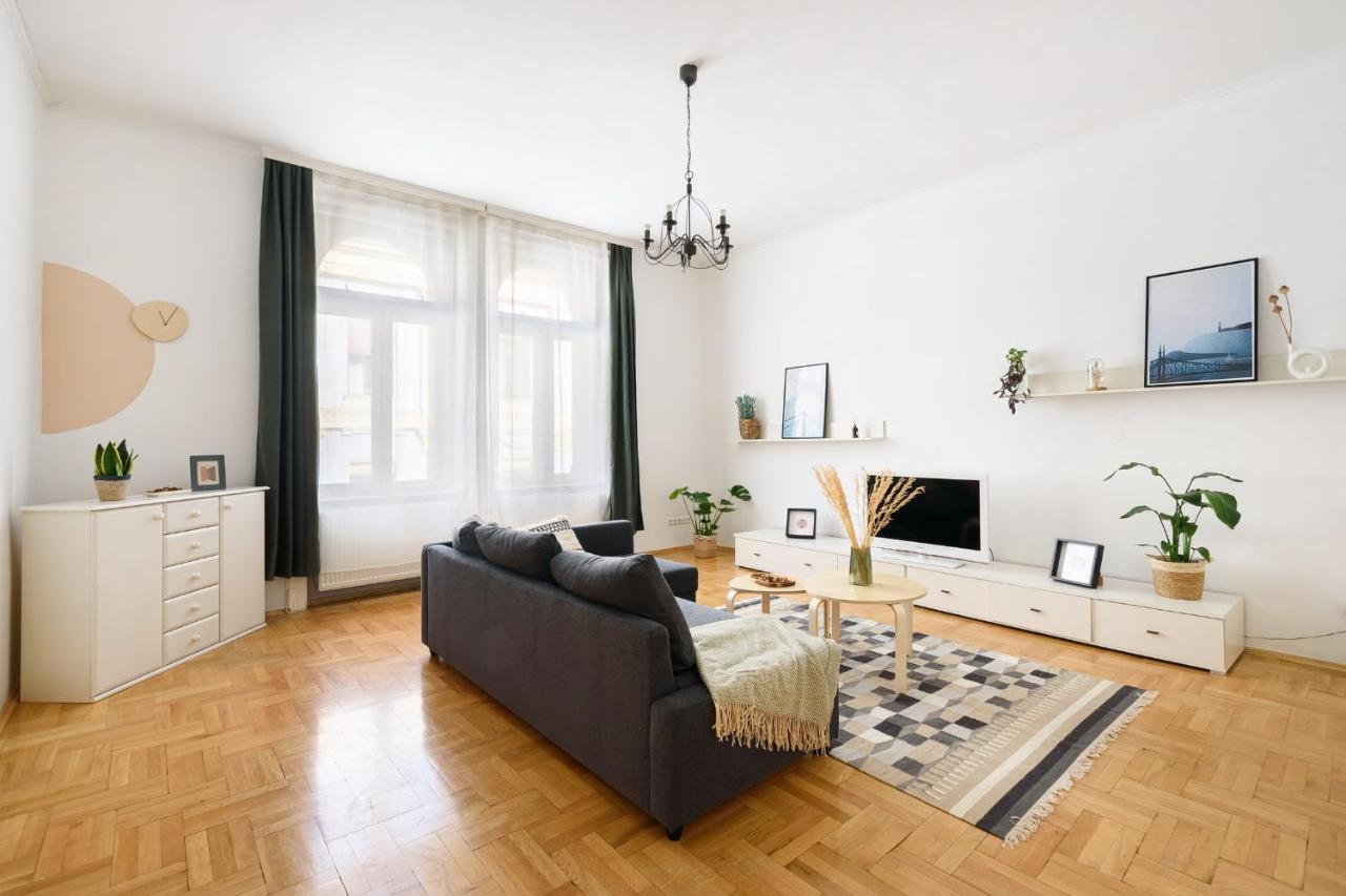 Spacious & Serene Downtown Home With Free Parking بودابست المظهر الخارجي الصورة