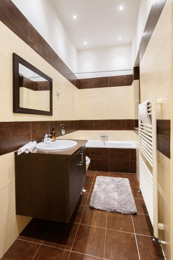 Spacious & Serene Downtown Home With Free Parking بودابست المظهر الخارجي الصورة